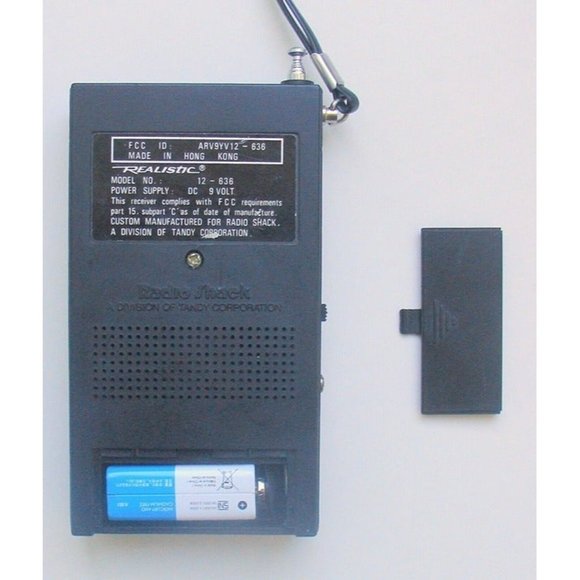 Realistic Vintage 70-80's Portable AM/FM Transistor Radio - Picture 4 of 5